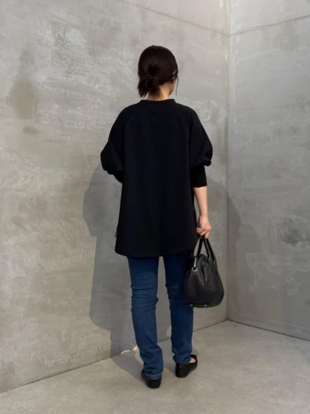 ブラック系のTシャツ/カットソー、ブラック系のキャミソール、ブルー系のデニムパンツを着用したレディースの夏コーディネートの4枚目の写真
