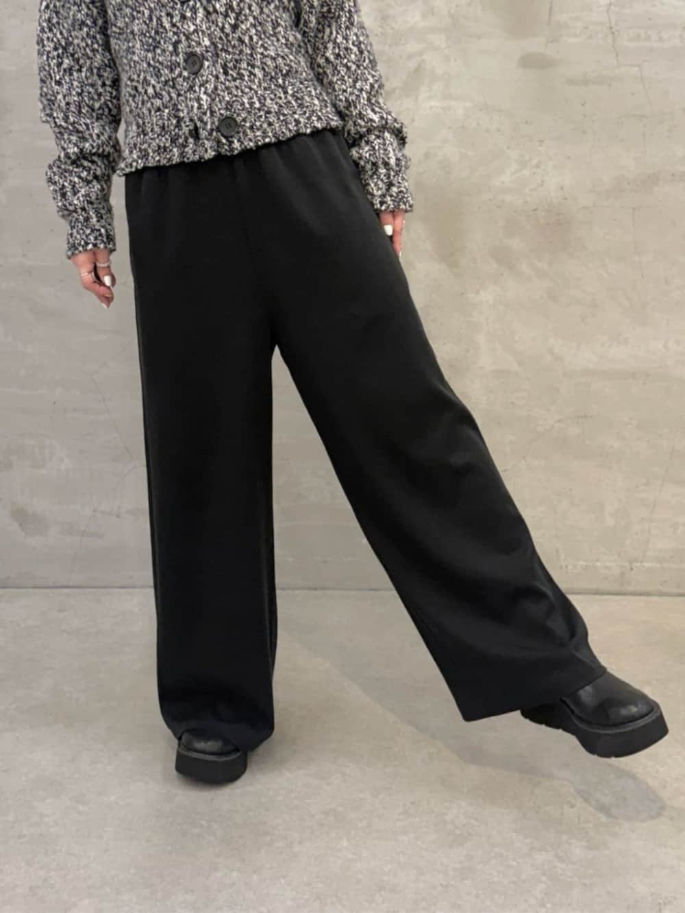 ブラック系のその他パンツ、ブラック系のショルダーバッグ、ブラック系のカーディガン/ボレロを着用したレディースの秋コーディネートの7枚目の写真