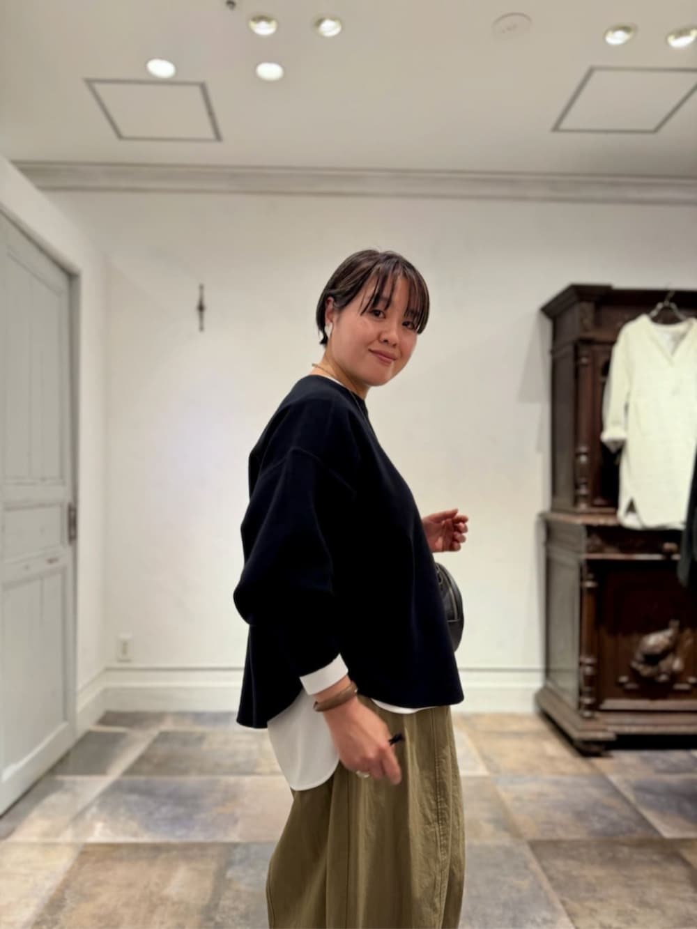 ホワイト系のシャツ/ブラウス、イエロー系のその他パンツ、ブラック系のTシャツ/カットソーを着用したレディースの春コーディネートの5枚目の写真