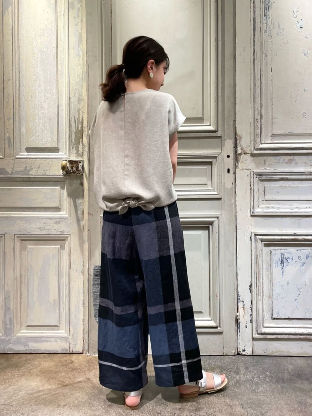 ベージュ系のシャツ/ブラウス、ブルー系のその他パンツ、ブルー系のかごバッグを着用したレディースの春コーディネートの3枚目の写真