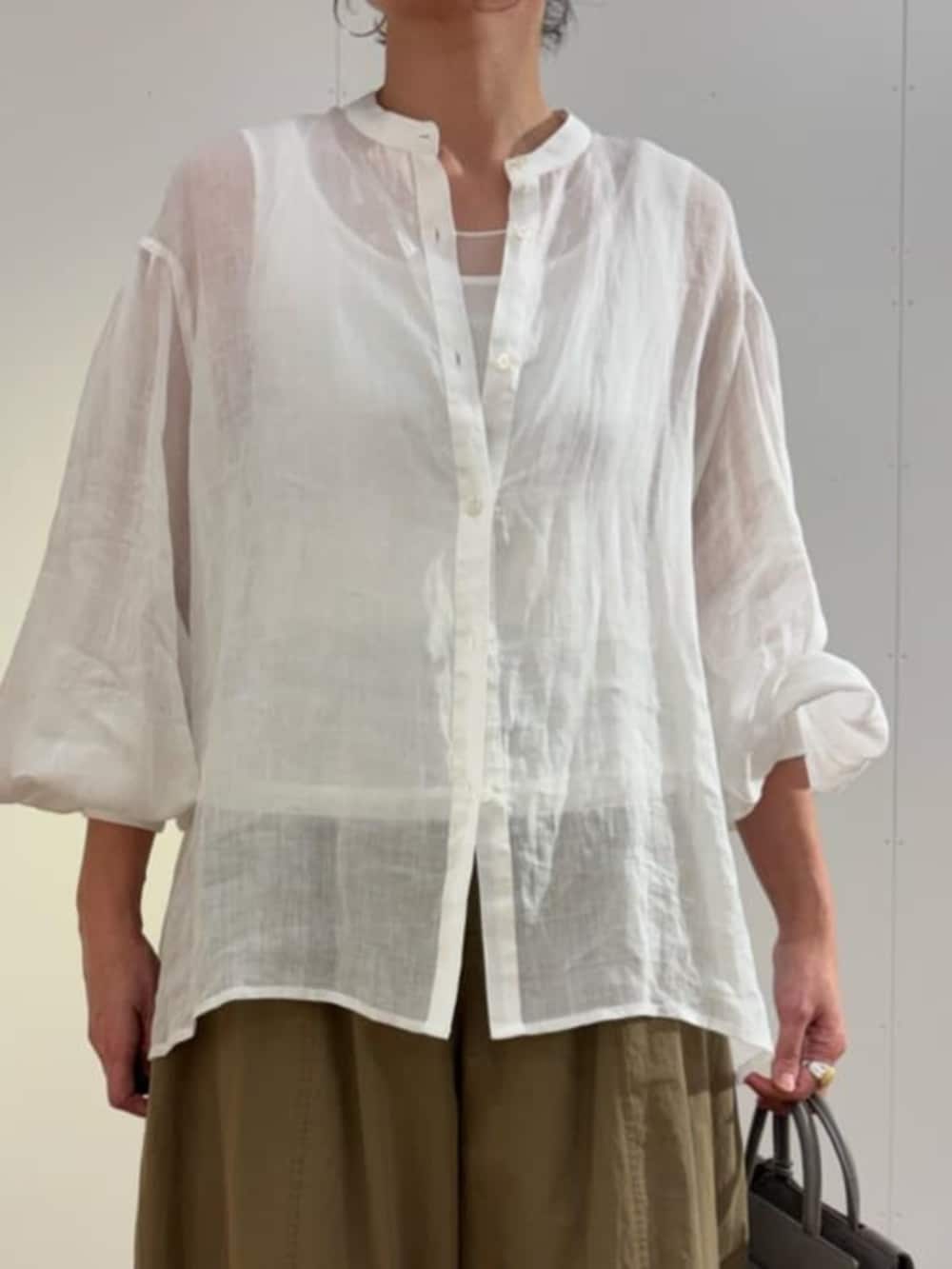 イエロー系のその他パンツ、ホワイト系のシャツ/ブラウスを着用したレディースの春コーディネートの6枚目の写真