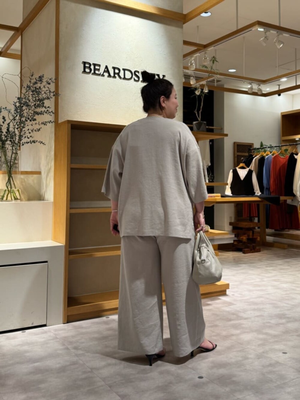 グレー系のボストンバッグ、ホワイト系のシャツ/ブラウス、グレー系のその他パンツを着用したレディースの春コーディネートの6枚目の写真