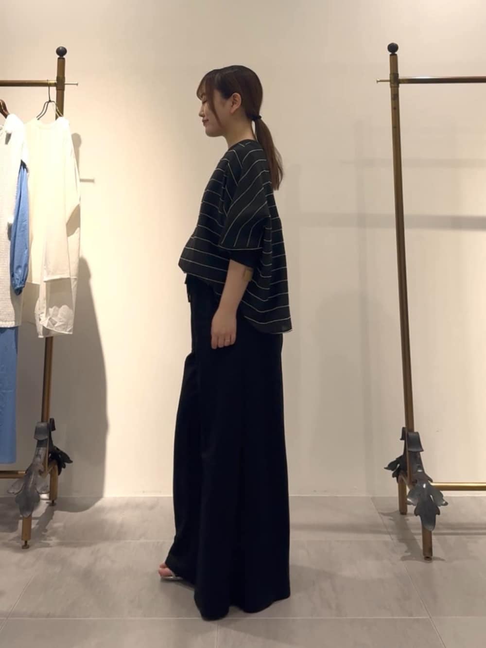 ブラック系のその他パンツ、ブラック系のシャツ/ブラウスを着用したレディースの春コーディネートの2枚目の写真