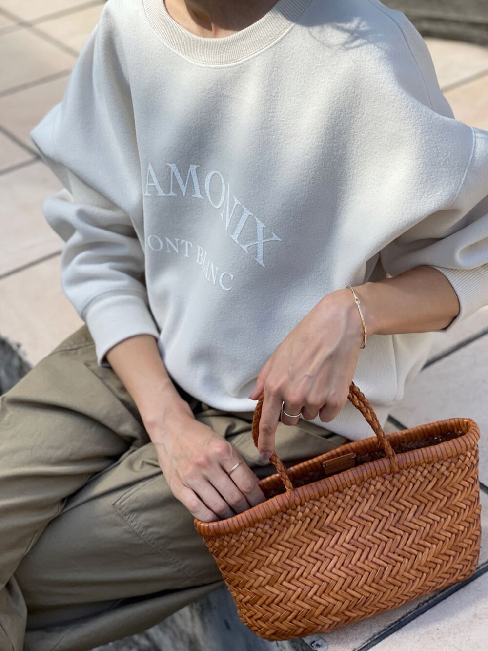 ホワイト系のTシャツ/カットソー、イエロー系のその他パンツ、イエロー系のその他シューズを着用したレディースの夏コーディネートの4枚目の写真