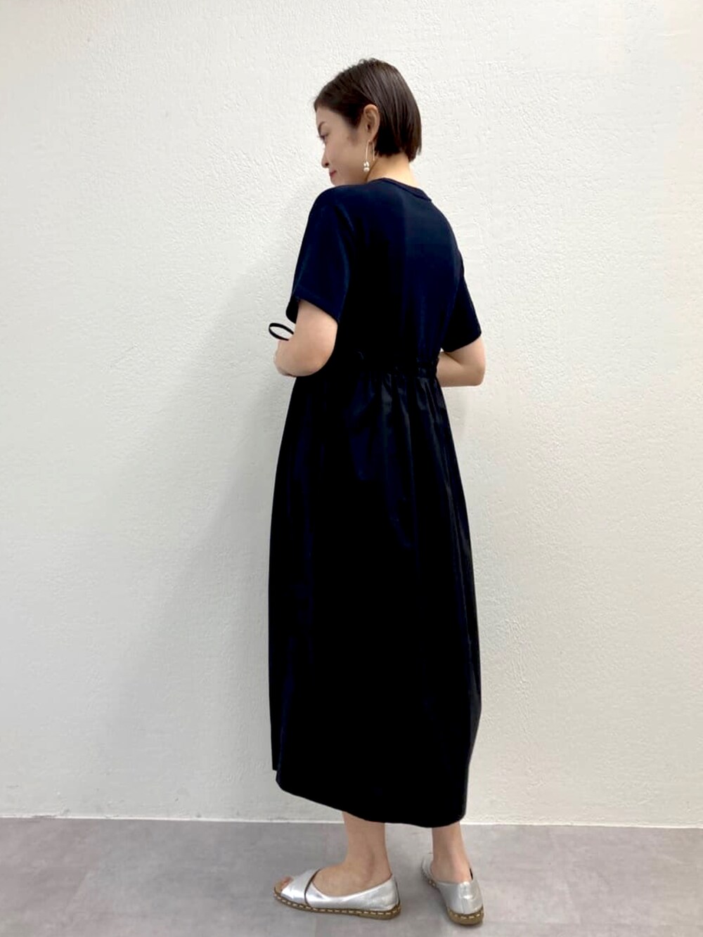 ブルー系のワンピース、シルバー系のサンダルを着用したレディースの春コーディネートの2枚目の写真