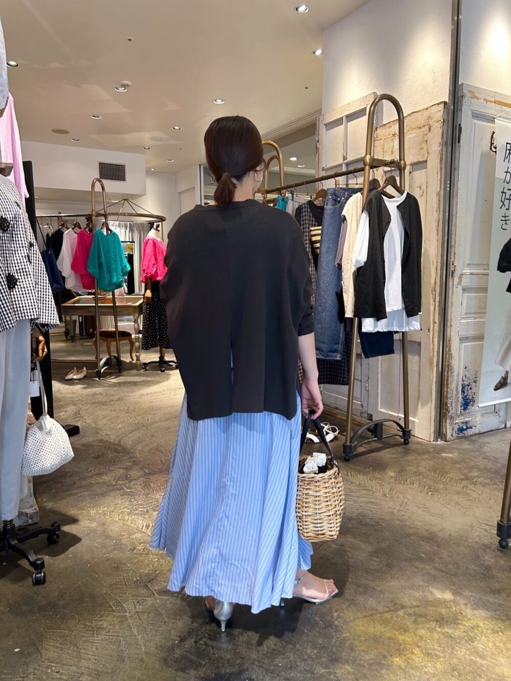 グレー系のカーディガン/ボレロ、ホワイト系のニット/セーター、ホワイト系のスカートを着用したレディースの夏コーディネートの3枚目の写真