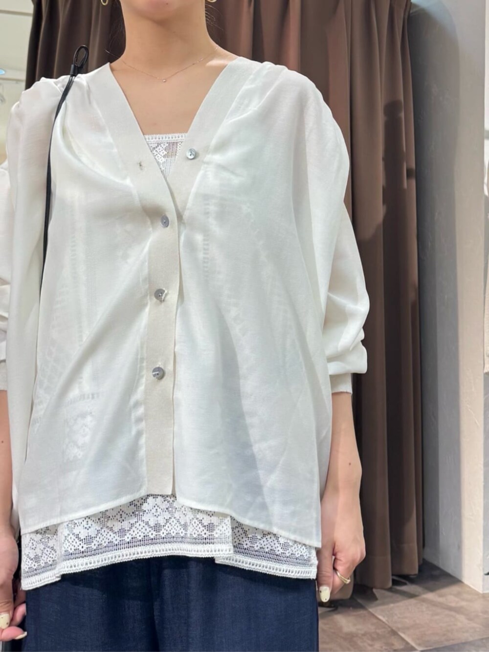 ホワイト系のシャツ/ブラウス、ホワイト系のシャツ/ブラウスを着用したレディースの夏コーディネートの8枚目の写真