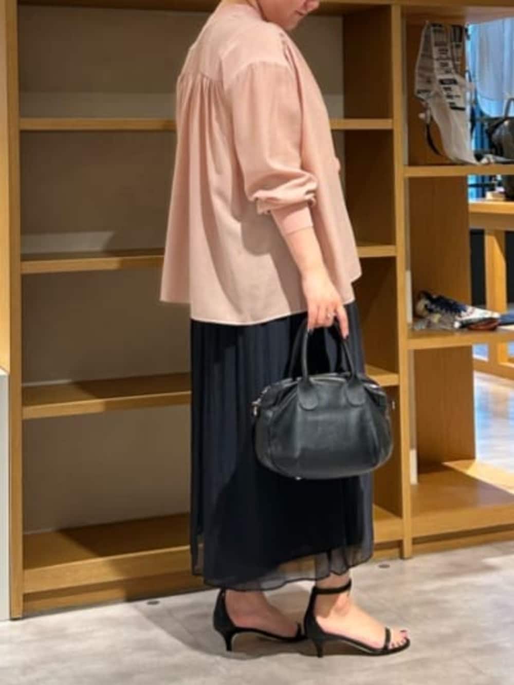 ブラック系のボストンバッグ、ブラック系のその他パンツ、ピンク系のシャツ/ブラウスを着用したレディースの春コーディネートの2枚目の写真
