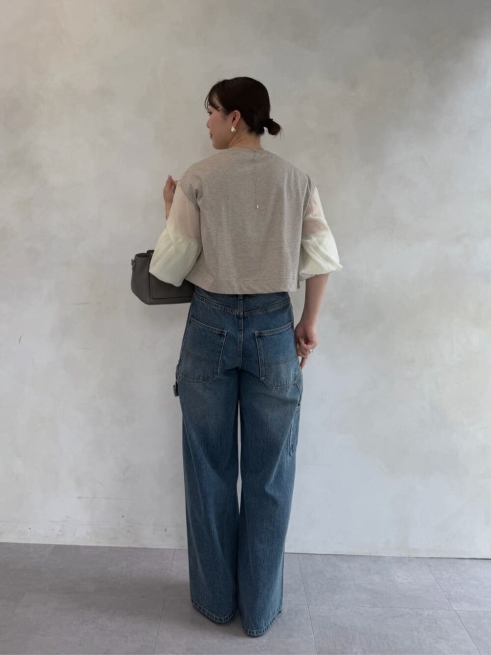 ブルー系のその他パンツ、ベージュ系のTシャツ/カットソーを着用したレディースの夏コーディネートの4枚目の写真