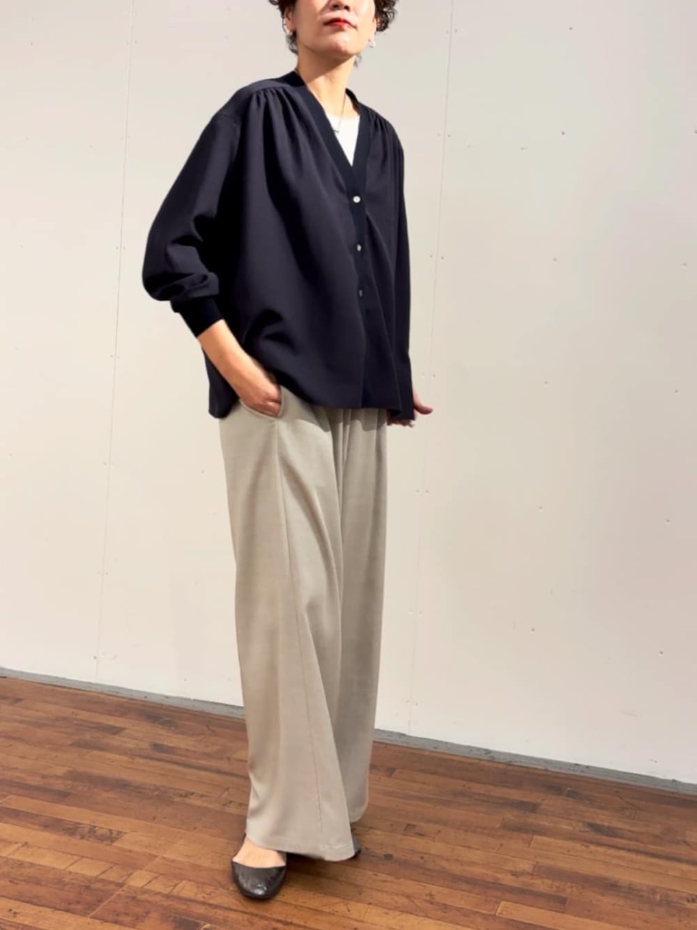 ブラック系のシャツ/ブラウス、グレー系のその他パンツを着用したレディースの冬コーディネートの5枚目の写真