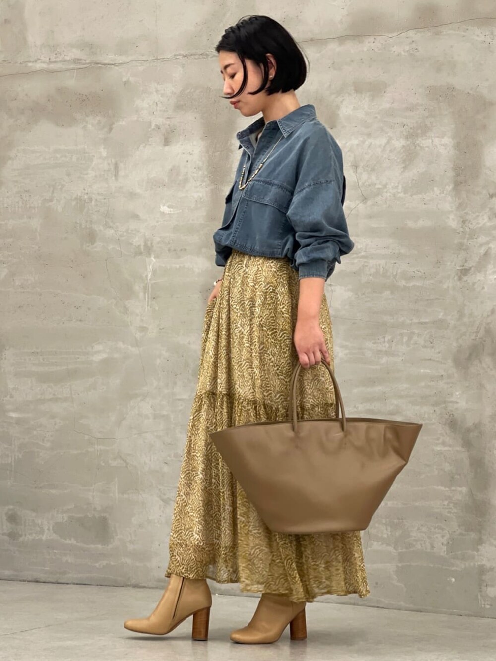 ブルー系のシャツ/ブラウス、ベージュ系のスカートを着用したレディースの秋コーディネートの2枚目の写真