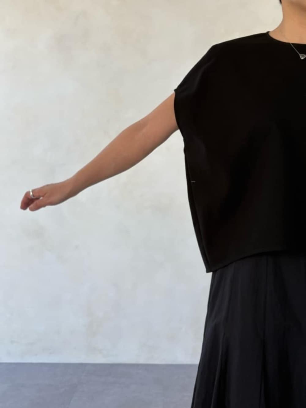 グレー系のハンドバッグ、ブラック系のシャツ/ブラウス、ブラック系のスカートを着用したレディースの春コーディネートの8枚目の写真