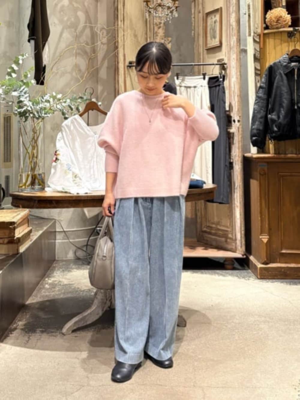 ピンク系のニット/セーター、ブルー系のその他パンツを着用したレディースの秋コーディネートの9枚目の写真