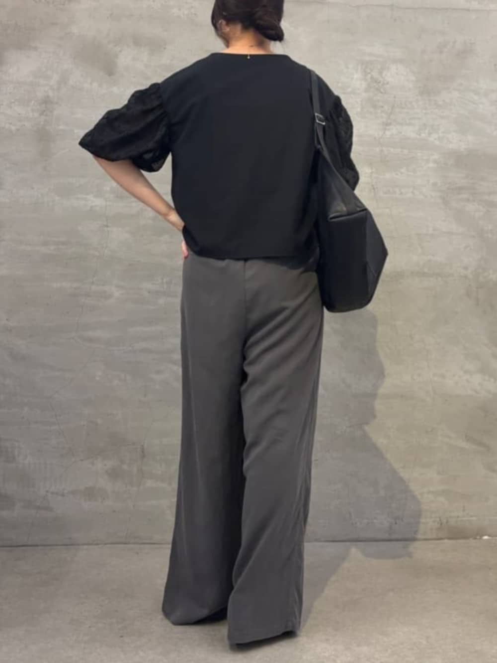 グレー系のその他パンツ、ブラック系のシャツ/ブラウスを着用したレディースの夏コーディネートの3枚目の写真