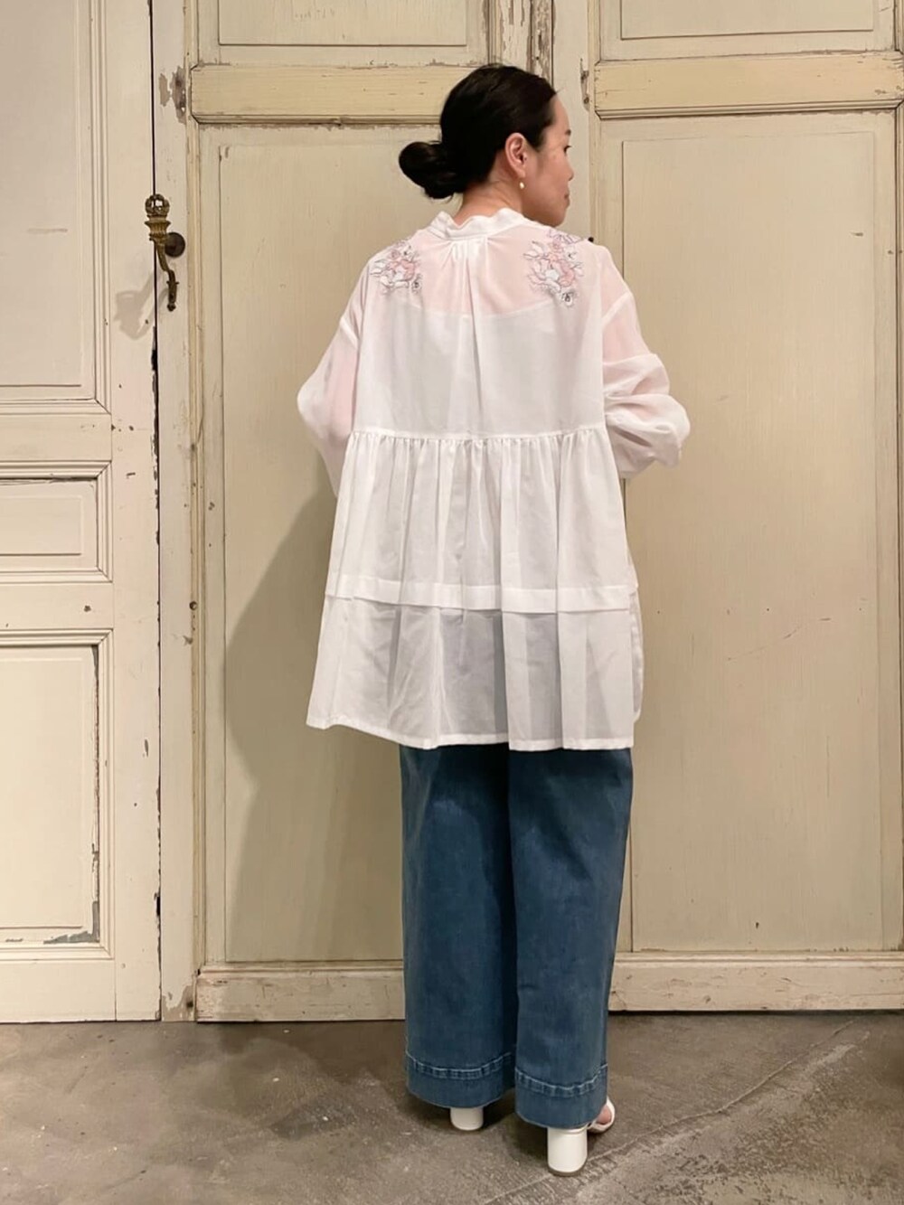 ホワイト系のシャツ/ブラウス、ブルー系のデニムパンツを着用したレディースの春コーディネートの3枚目の写真