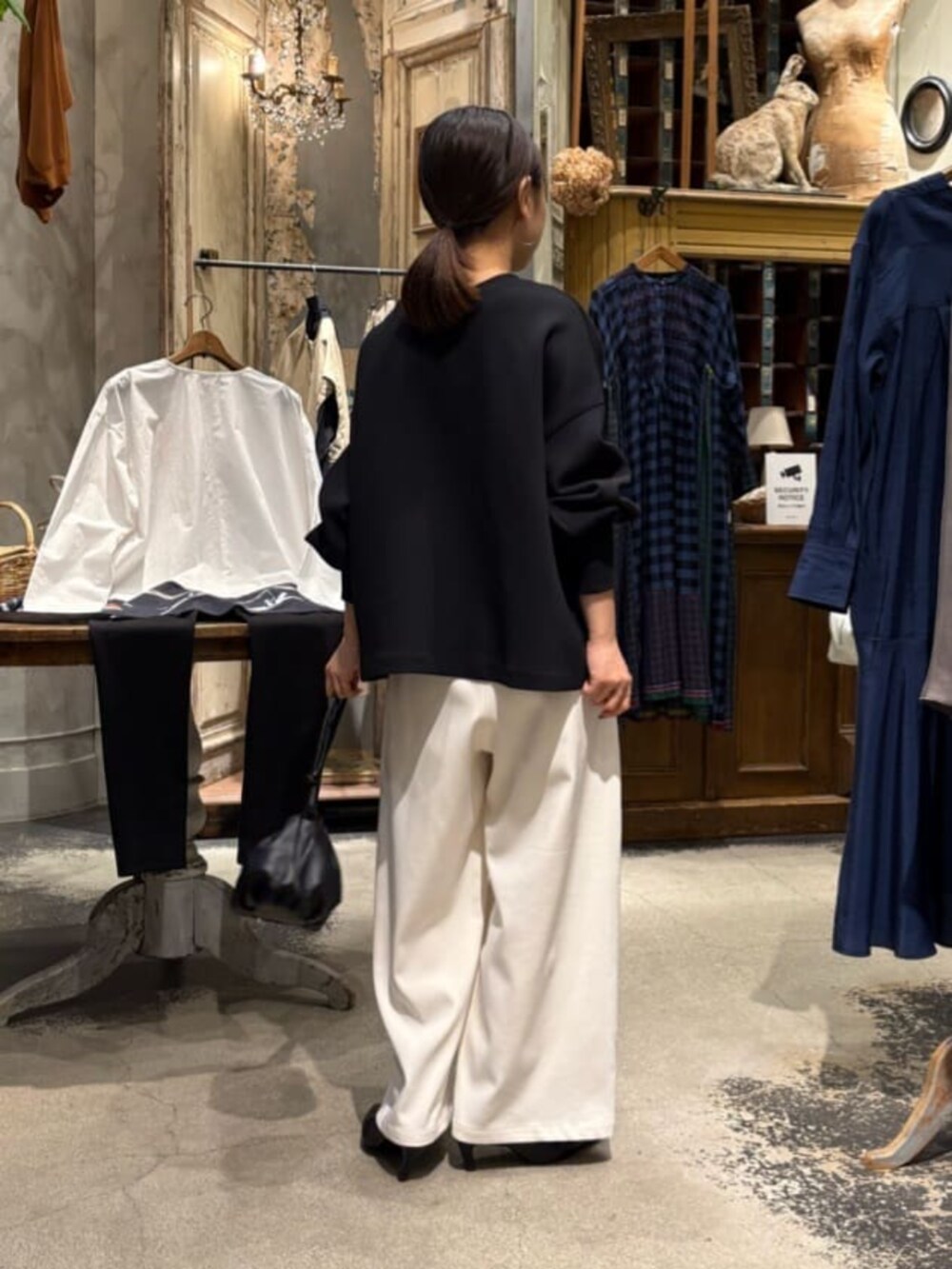 ブラック系のTシャツ/カットソー、ホワイト系のその他パンツを着用したレディースの冬コーディネートの4枚目の写真