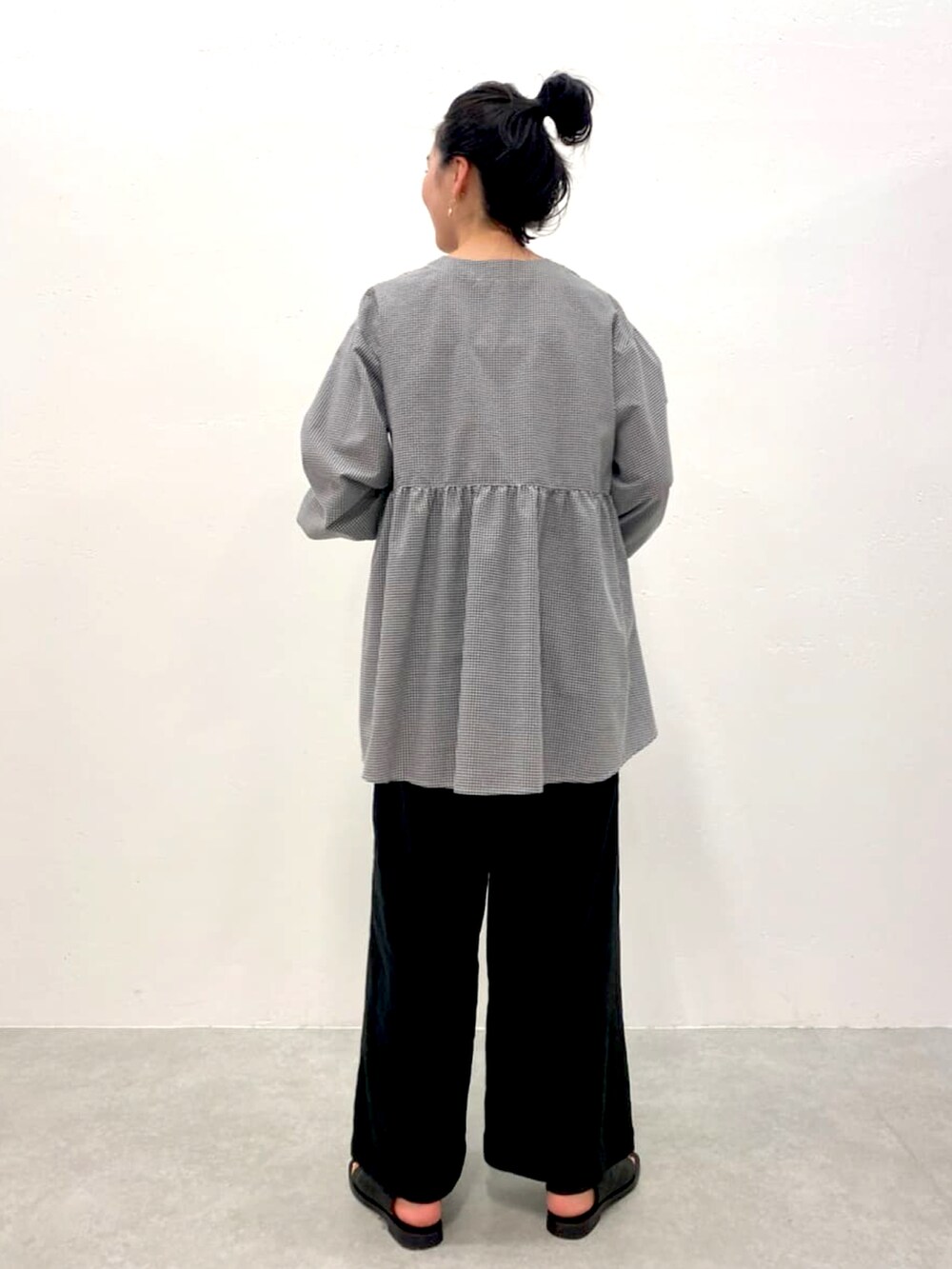 ブラック系のシャツ/ブラウス、ブラック系のその他パンツ、ブラック系のその他シューズを着用したレディースの春コーディネートの2枚目の写真