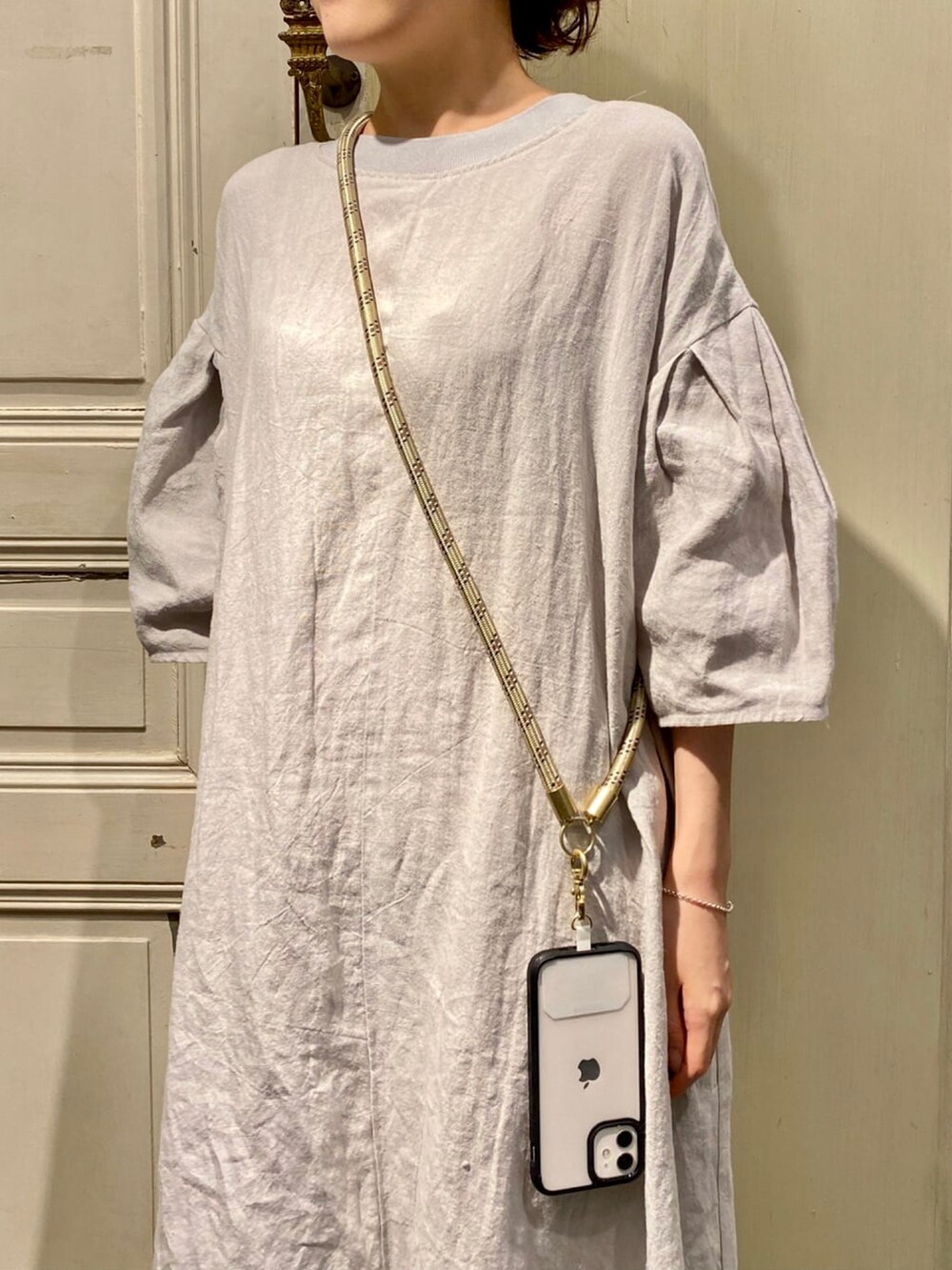 グレー系のワンピース、ベージュ系のその他小物を着用したレディースの夏コーディネートの4枚目の写真