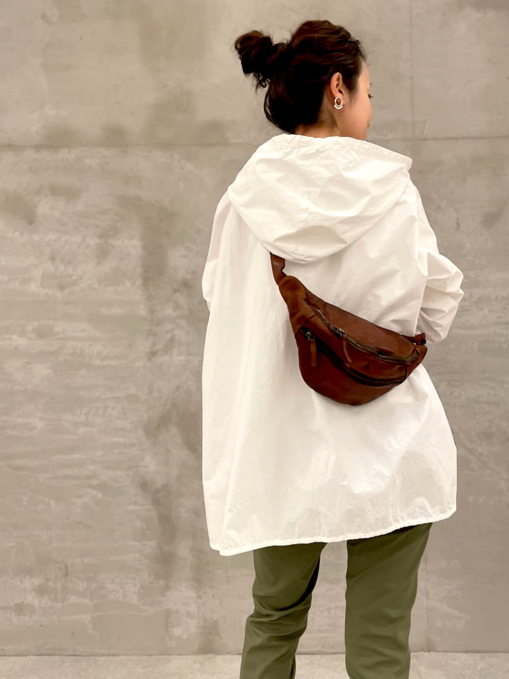 ホワイト系のパーカー、グリーン系のその他パンツ、ホワイト系のスニーカーを着用したレディースの春コーディネートの3枚目の写真