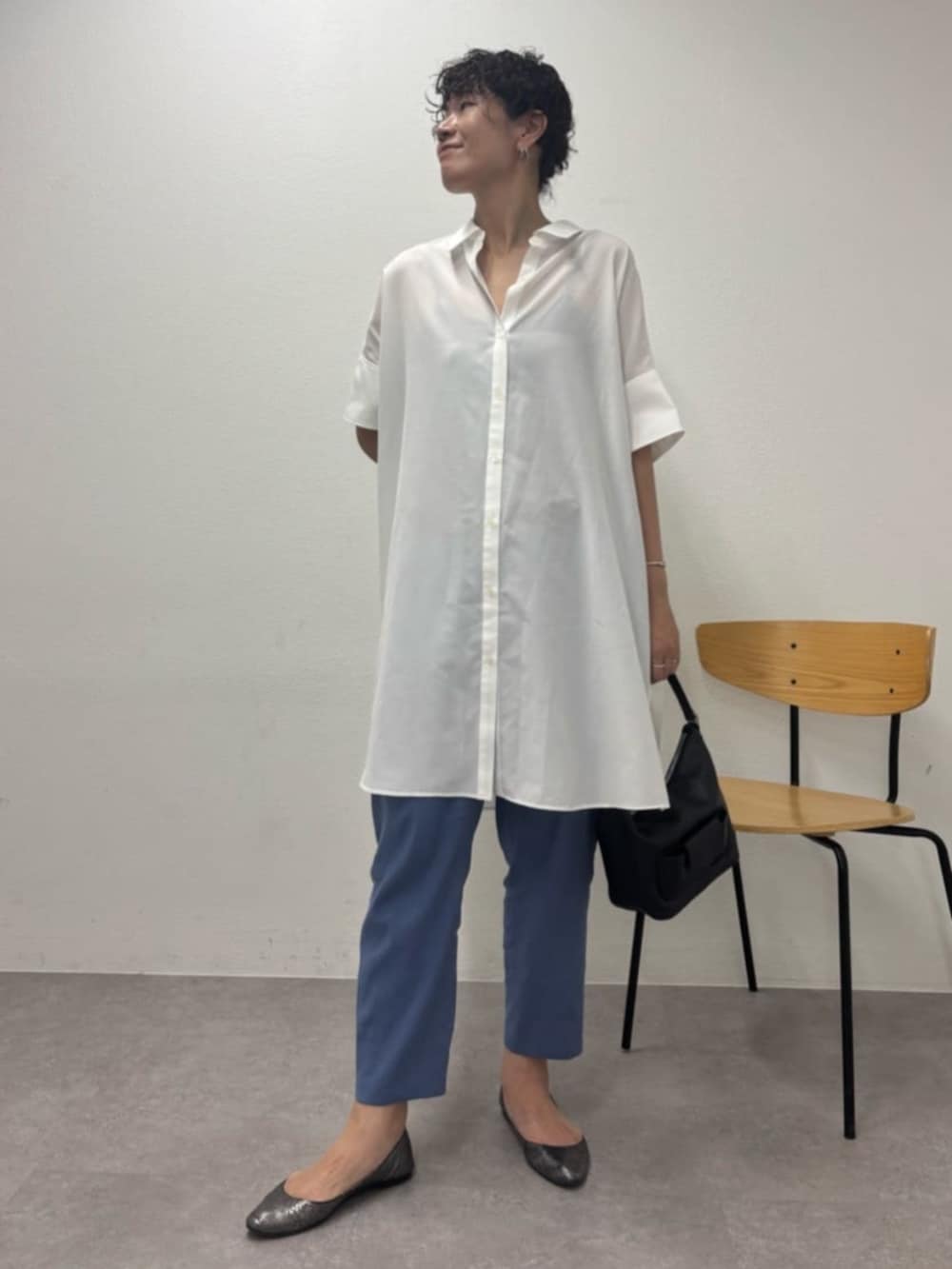 ブルー系のその他パンツ、ホワイト系のワンピースを着用したレディースの春コーディネートの3枚目の写真