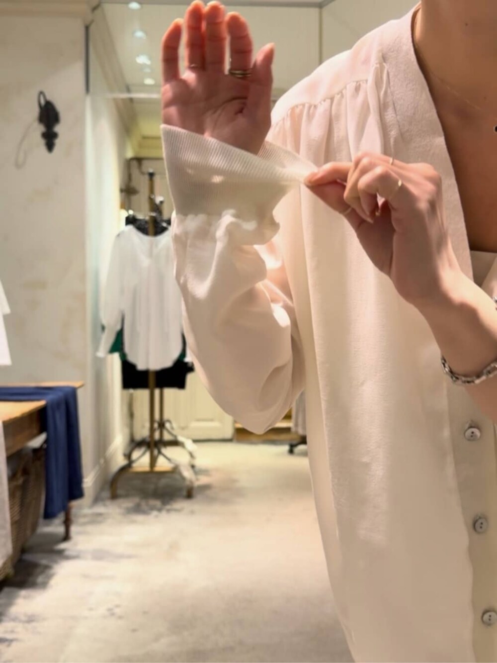 ホワイト系のシャツ/ブラウス、ホワイト系のキャミソール、ブラック系のその他パンツを着用したレディースの夏コーディネートの6枚目の写真