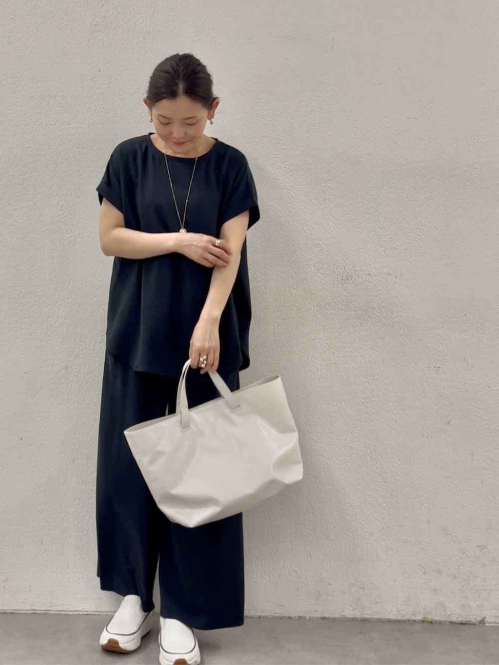 ブルー系のその他パンツ、ブルー系のシャツ/ブラウスを着用したレディースの春コーディネートの3枚目の写真