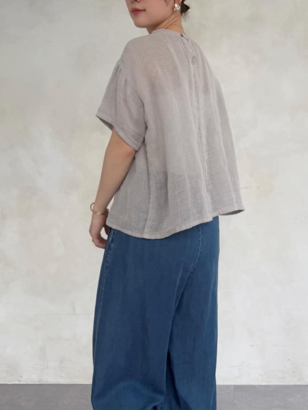 ホワイト系のショルダーバッグ、ブルー系のその他パンツ、グレー系のシャツ/ブラウスを着用したレディースの春コーディネートの5枚目の写真