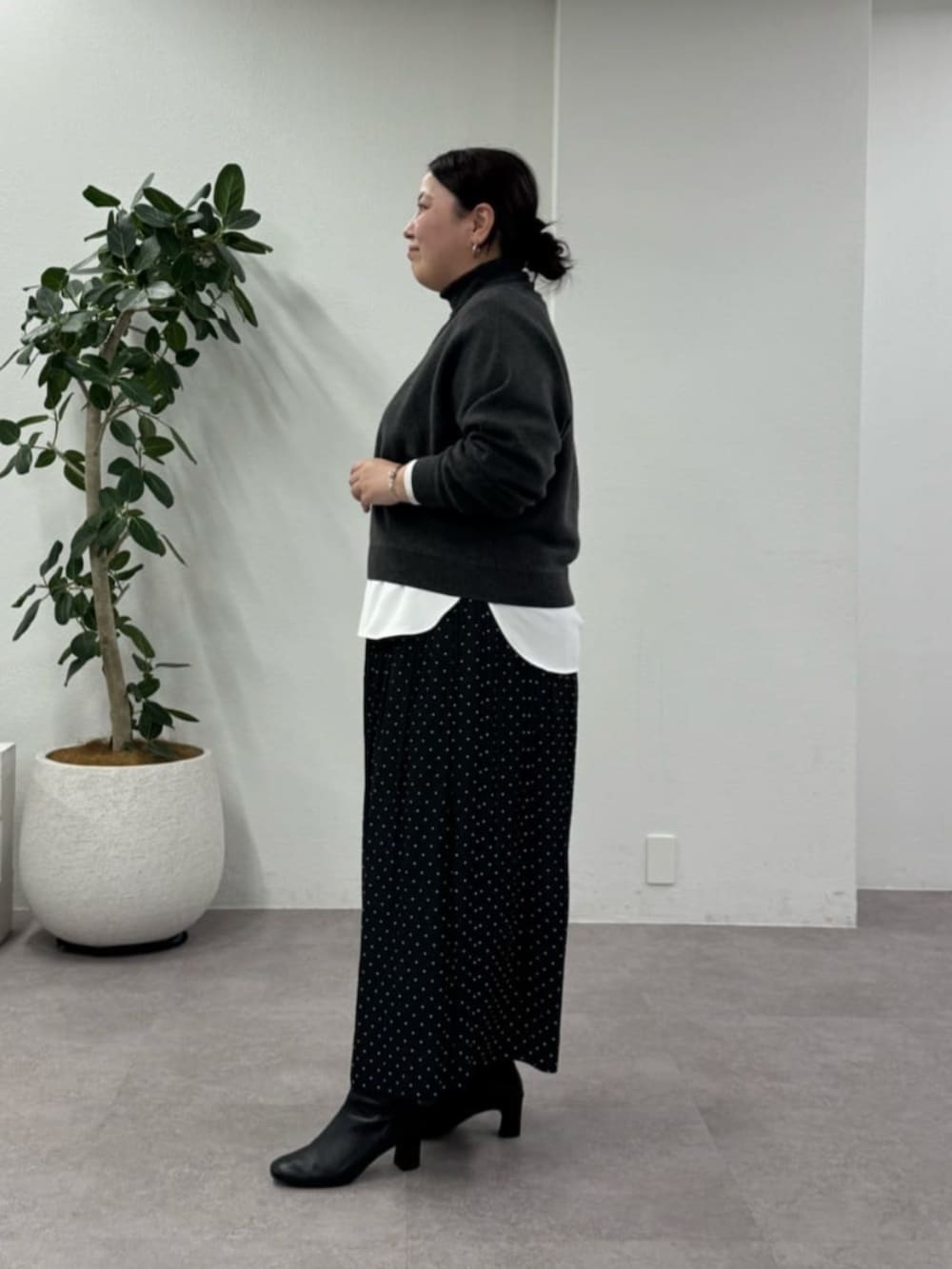 ブラック系のその他パンツ、グレー系のニット/セーター、ホワイト系のシャツ/ブラウスを着用したレディースの秋コーディネートの5枚目の写真
