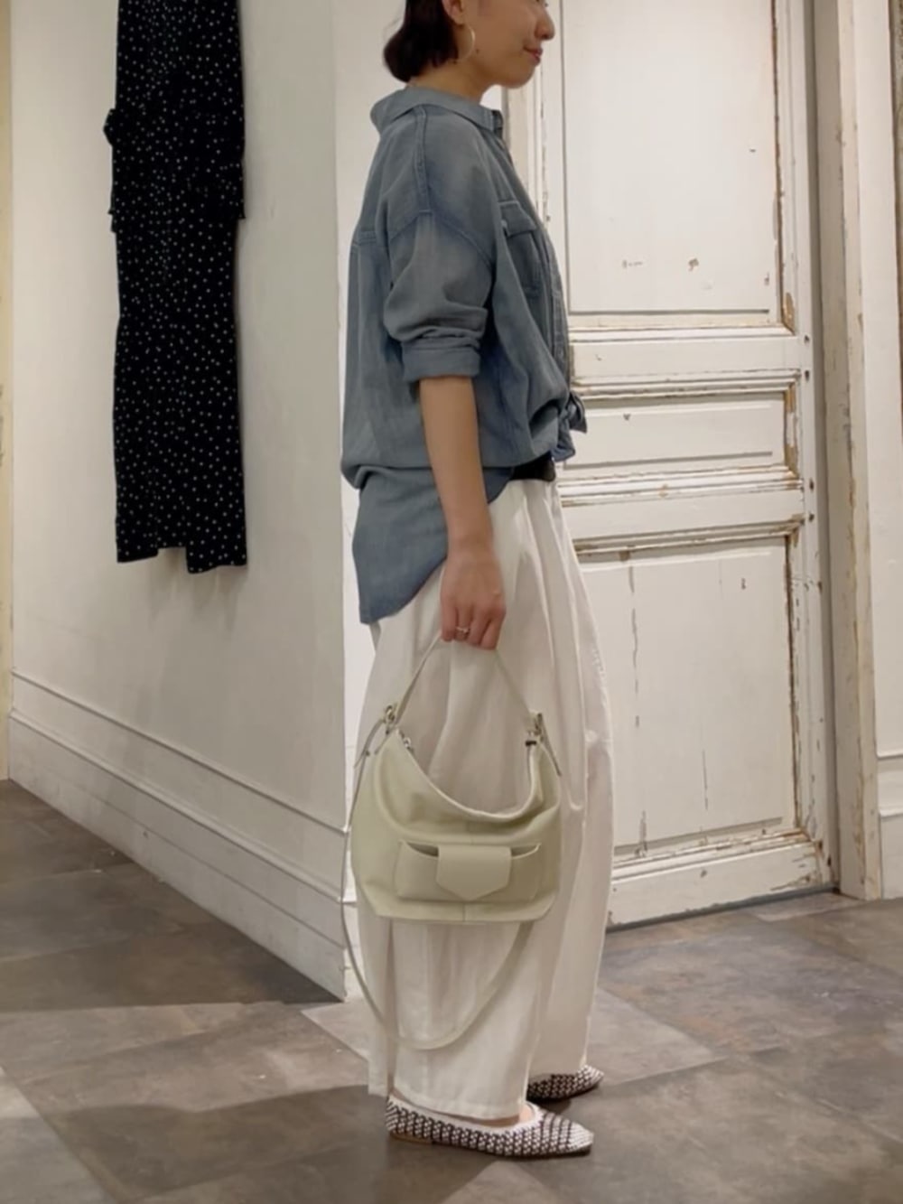 ブルー系のシャツ/ブラウス、ホワイト系のトートバッグ、ホワイト系のその他パンツを着用したレディースの春コーディネートの4枚目の写真