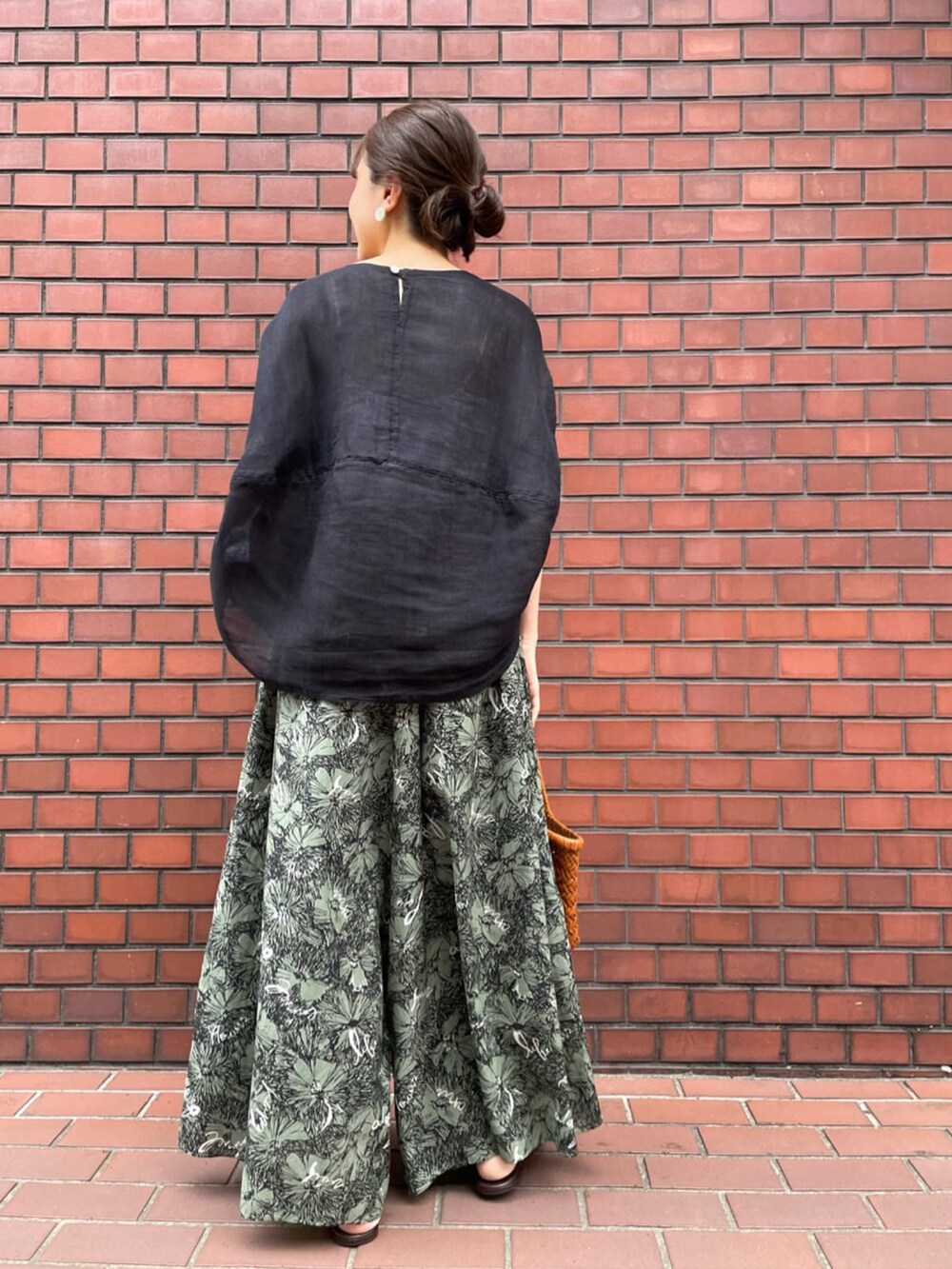 ブラック系のシャツ/ブラウス、グリーン系のその他パンツを着用したレディースの夏コーディネートの3枚目の写真