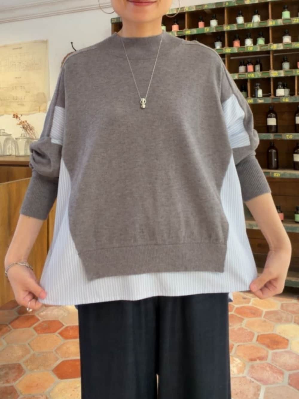 ブルー系のその他パンツ、グレー系のニット/セーターを着用したレディースの秋コーディネートの7枚目の写真