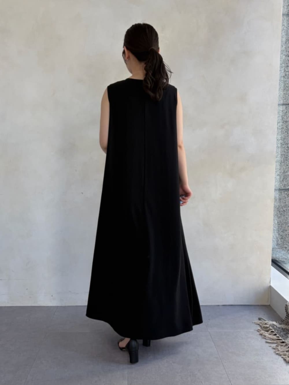 ブラック系のワンピース、ベージュ系のテーラードジャケットを着用したレディースの春コーディネートの8枚目の写真