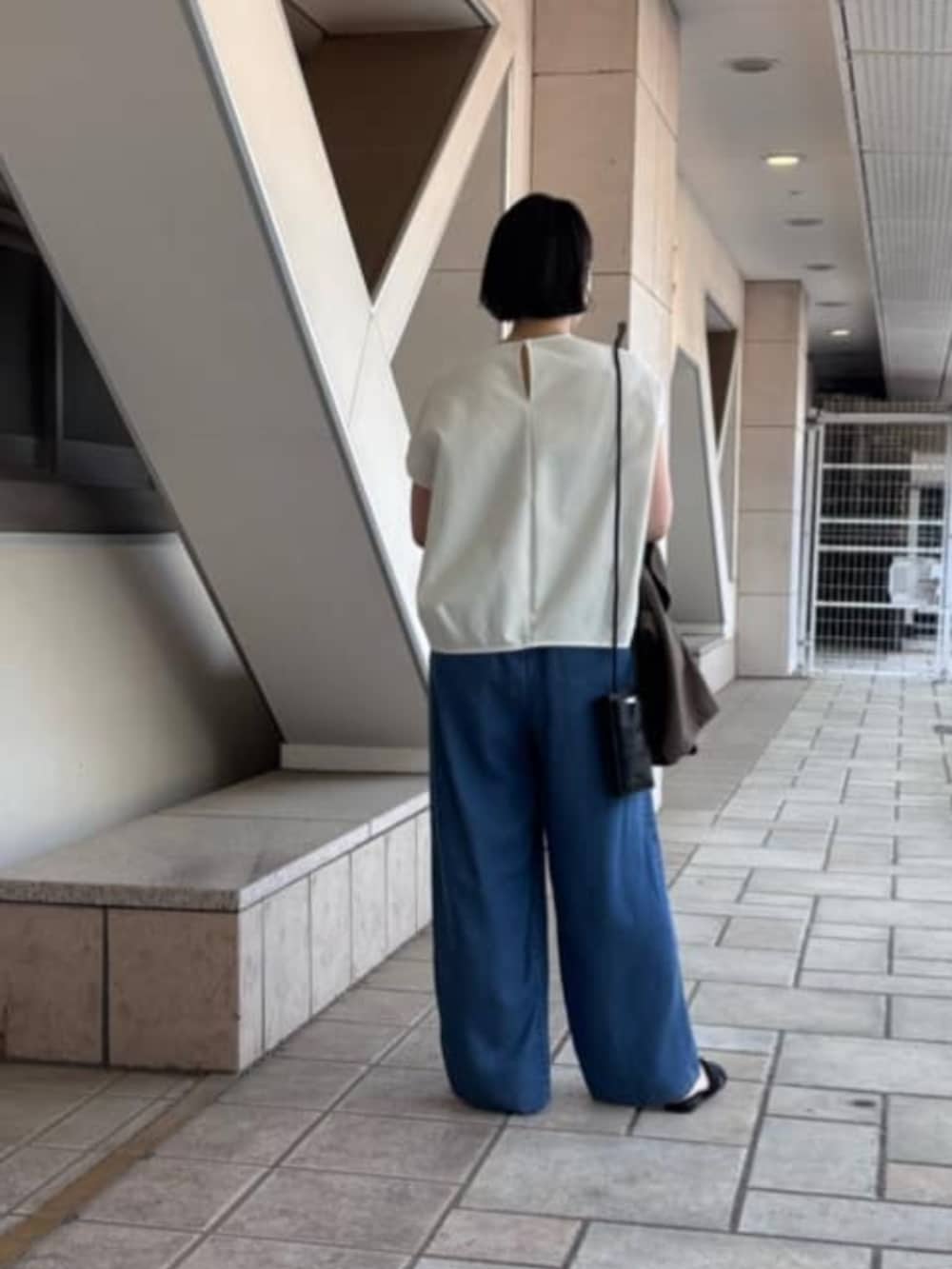 ホワイト系のシャツ/ブラウス、ブルー系のその他パンツを着用したレディースの春コーディネートの5枚目の写真