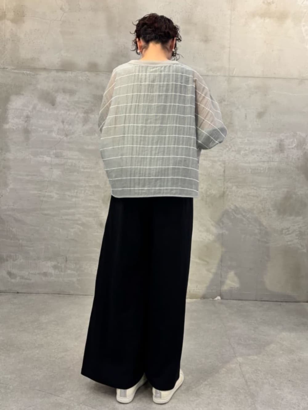 ブラック系のその他パンツ、グレー系のシャツ/ブラウスを着用したレディースの春コーディネートの8枚目の写真