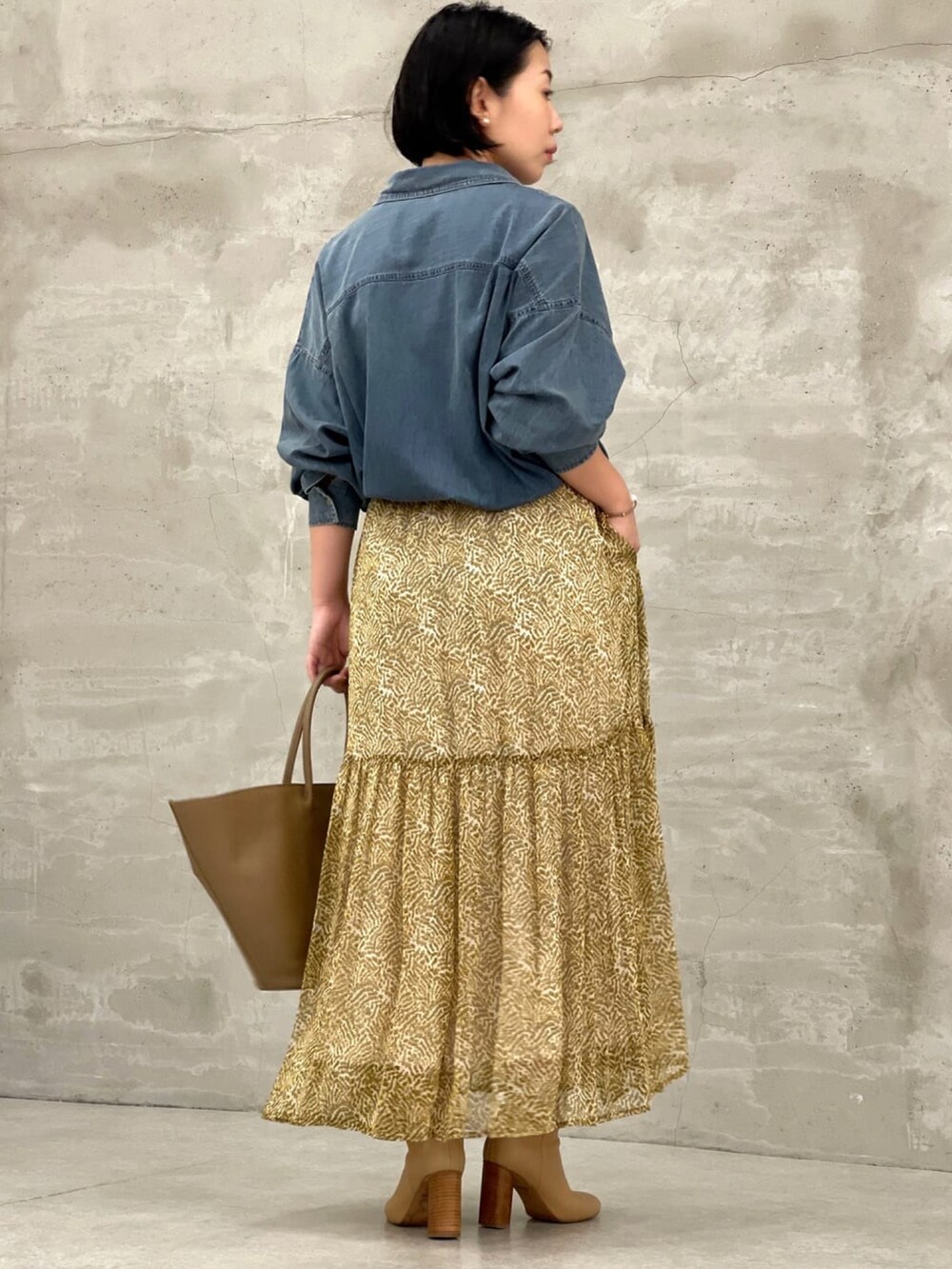 ブルー系のシャツ/ブラウス、ベージュ系のスカートを着用したレディースの秋コーディネートの3枚目の写真