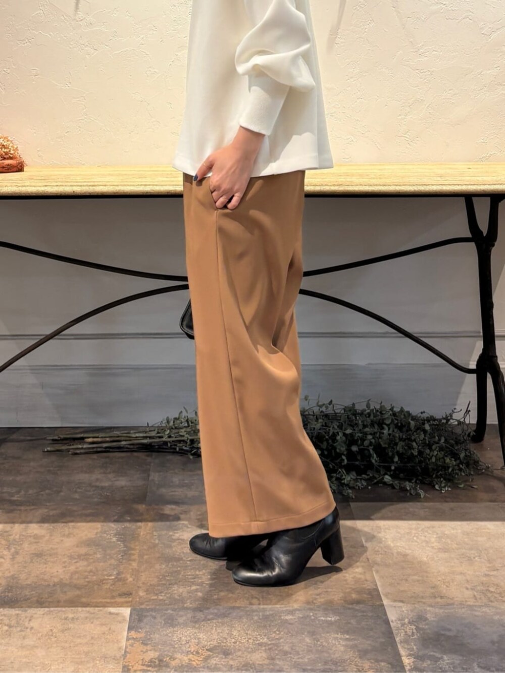 イエロー系のその他パンツ、ブラック系のトートバッグ、ホワイト系のTシャツ/カットソーを着用したレディースの冬コーディネートの8枚目の写真