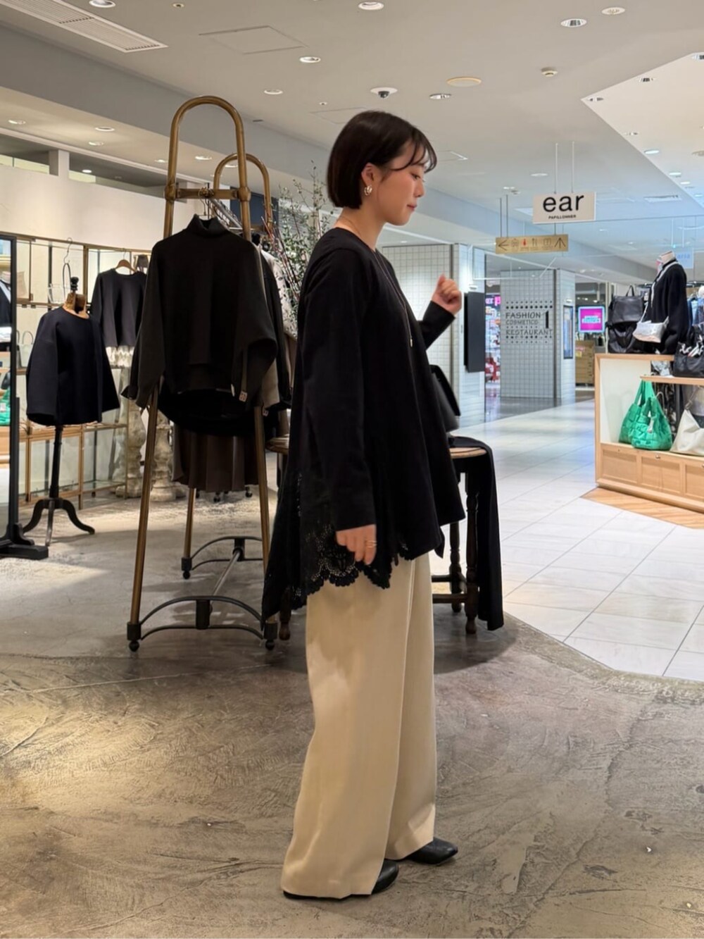 ベージュ系のその他パンツ、ブラック系のTシャツ/カットソーを着用したレディースの冬コーディネートの2枚目の写真