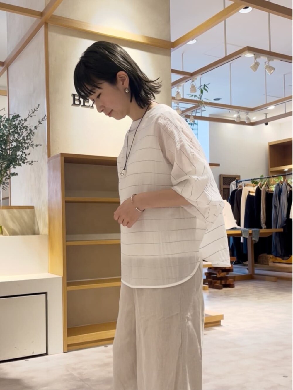 ベージュ系のその他パンツ、ホワイト系のシャツ/ブラウスを着用したレディースの春コーディネートの7枚目の写真