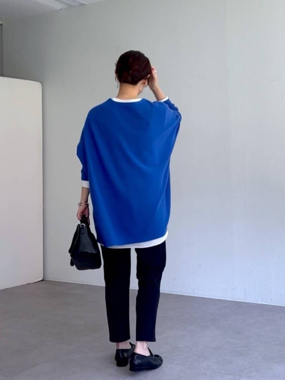 ブラック系のローファー、ブラック系のその他パンツ、ブルー系のニット/セーターを着用したレディースの秋コーディネートの6枚目の写真
