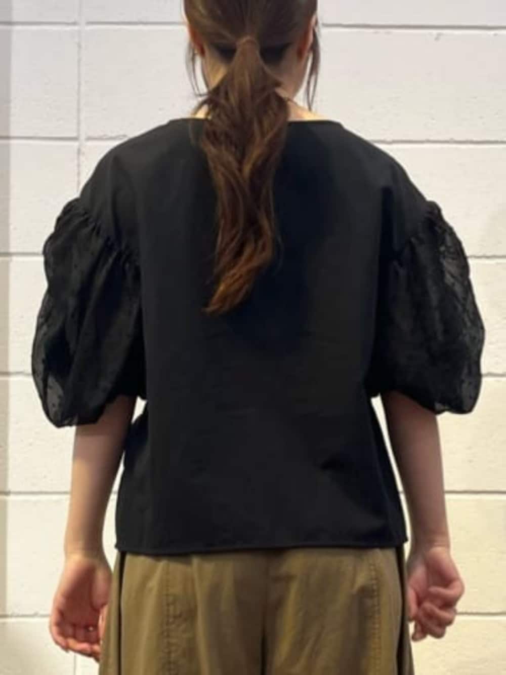 イエロー系のその他パンツ、ブラック系のシャツ/ブラウスを着用したレディースの夏コーディネートの5枚目の写真
