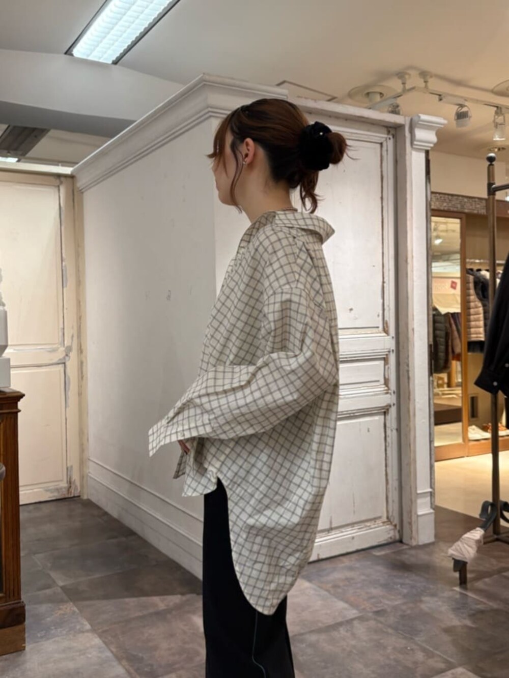 ホワイト系のシャツ/ブラウス、ブラック系のスカートを着用したレディースの冬コーディネートの7枚目の写真