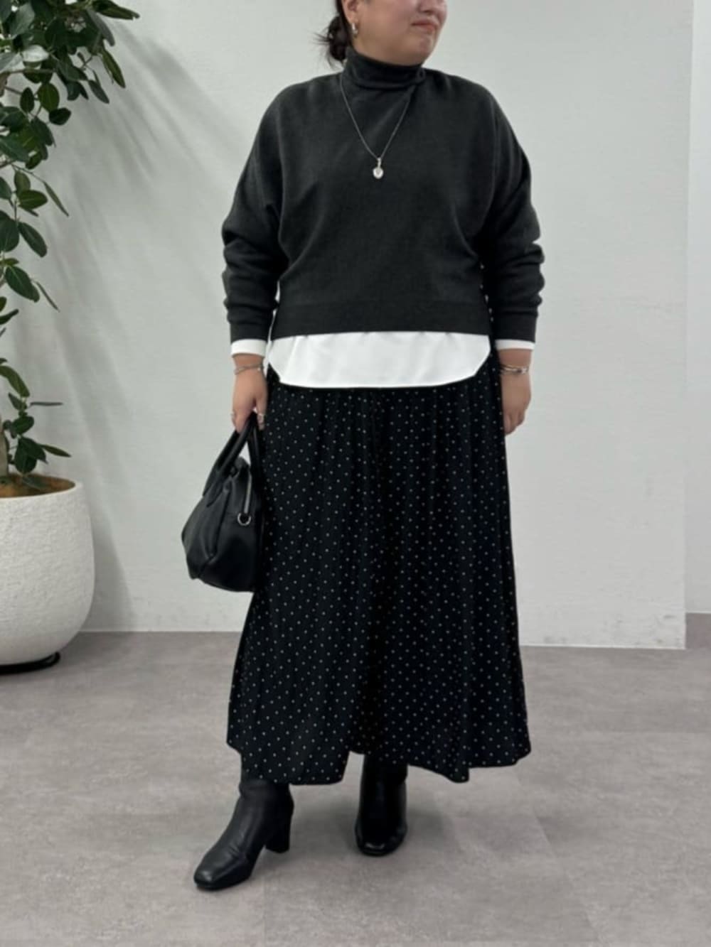 ブラック系のその他パンツ、グレー系のニット/セーター、ホワイト系のシャツ/ブラウスを着用したレディースの秋コーディネートの7枚目の写真