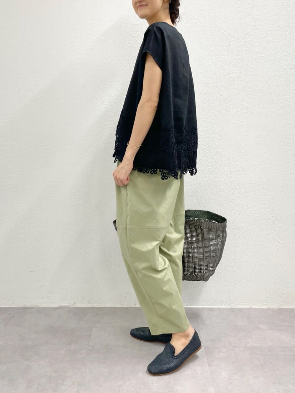 ブラック系のシャツ/ブラウス、ブルー系のその他シューズを着用したレディースの春コーディネートの2枚目の写真