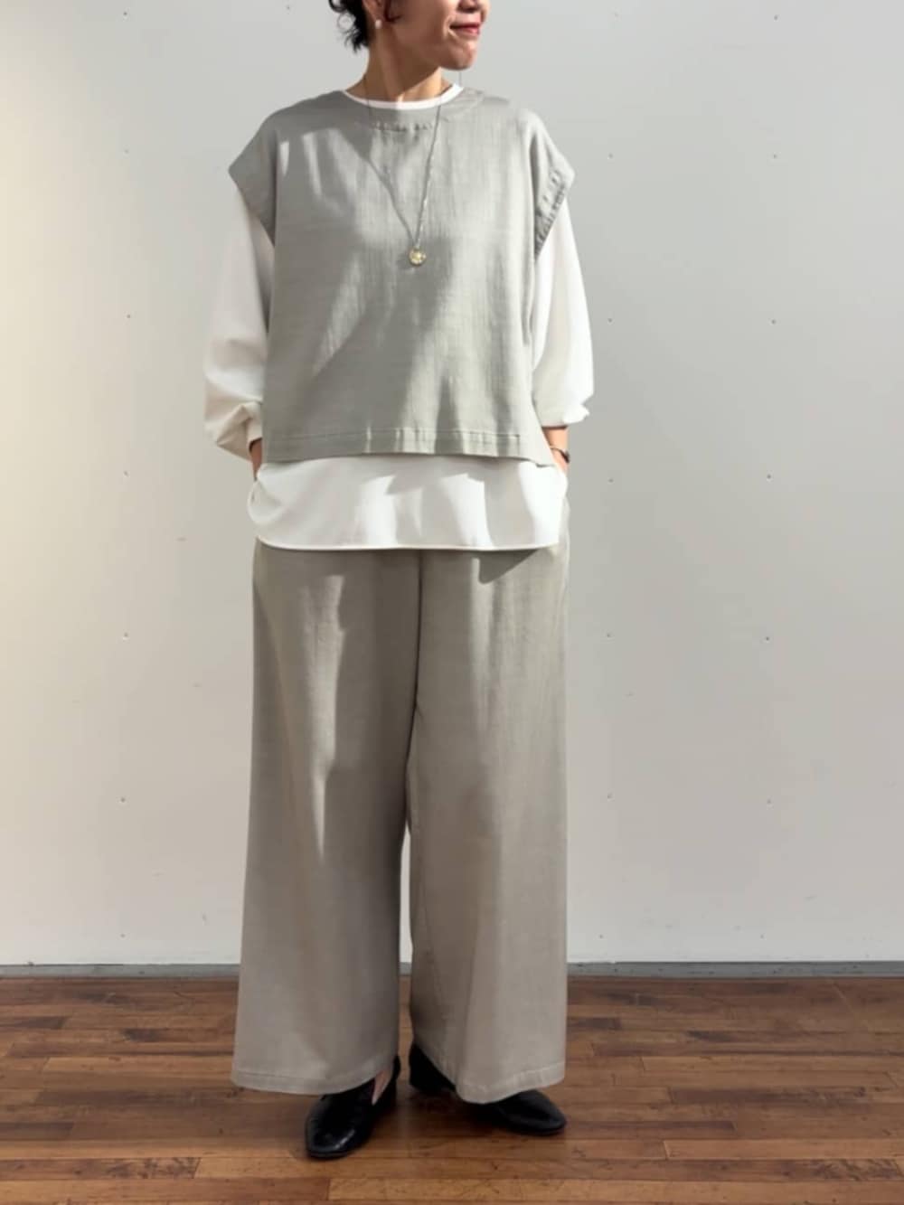 グレー系のシャツ/ブラウス、ホワイト系のシャツ/ブラウス、ブラック系のショルダーバッグを着用したレディースの春コーディネートの4枚目の写真