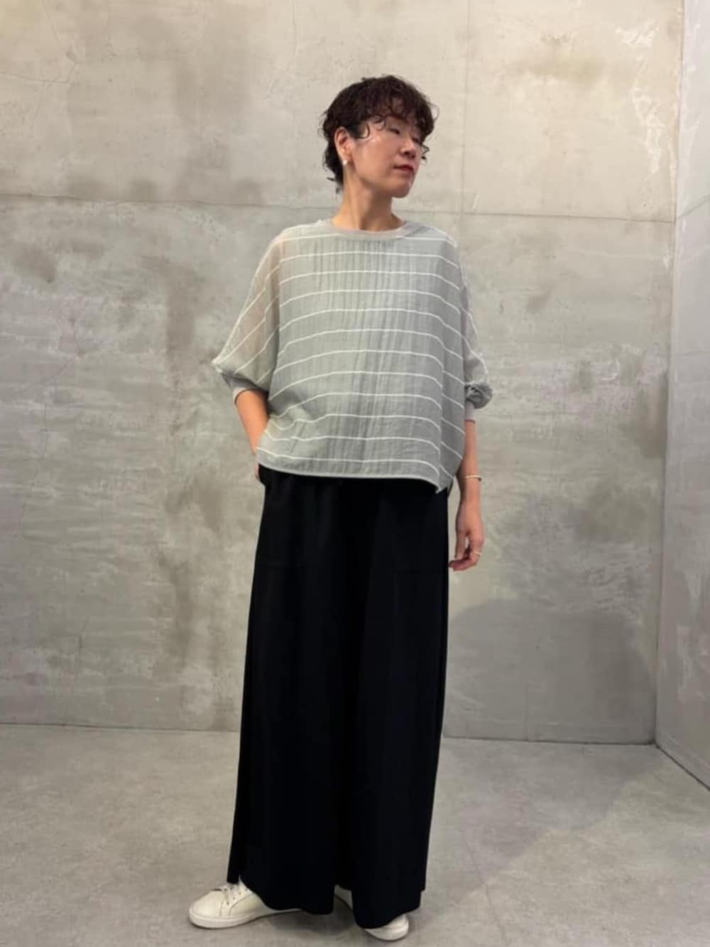ブラック系のその他パンツ、グレー系のシャツ/ブラウスを着用したレディースの春コーディネートの7枚目の写真