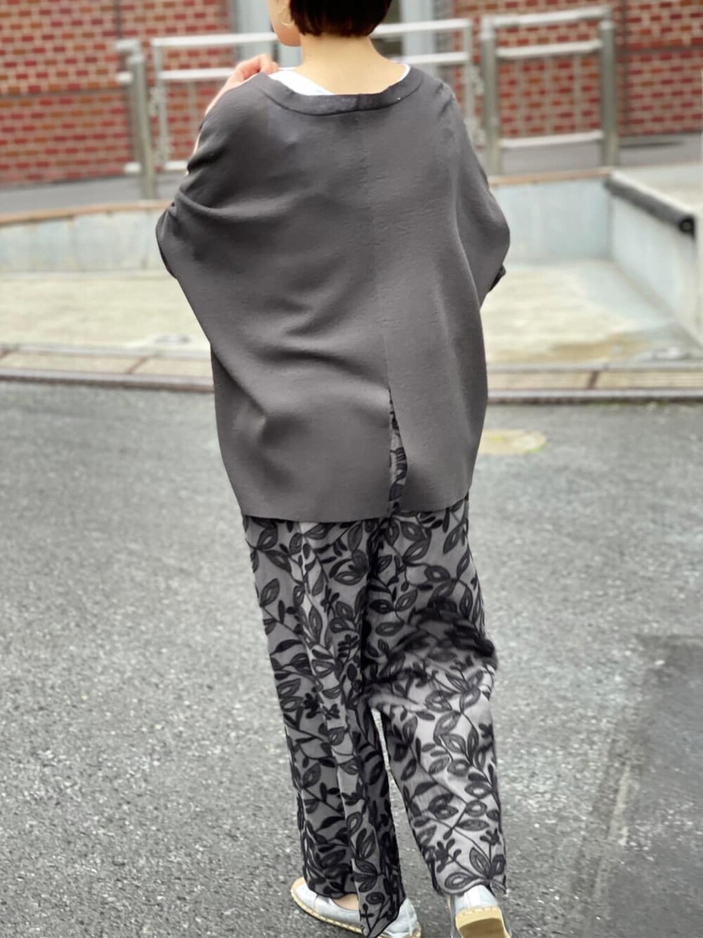 ブラック系のカーディガン/ボレロ、グレー系のその他パンツ、シルバー系のサンダルを着用したレディースの春コーディネートの4枚目の写真