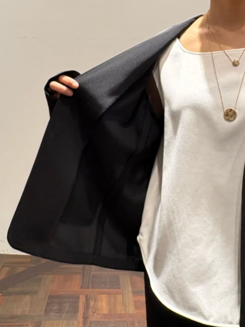 ブラック系のトートバッグ、ホワイト系のシャツ/ブラウス、ブラック系のその他アウターを着用したレディースの春コーディネートの7枚目の写真