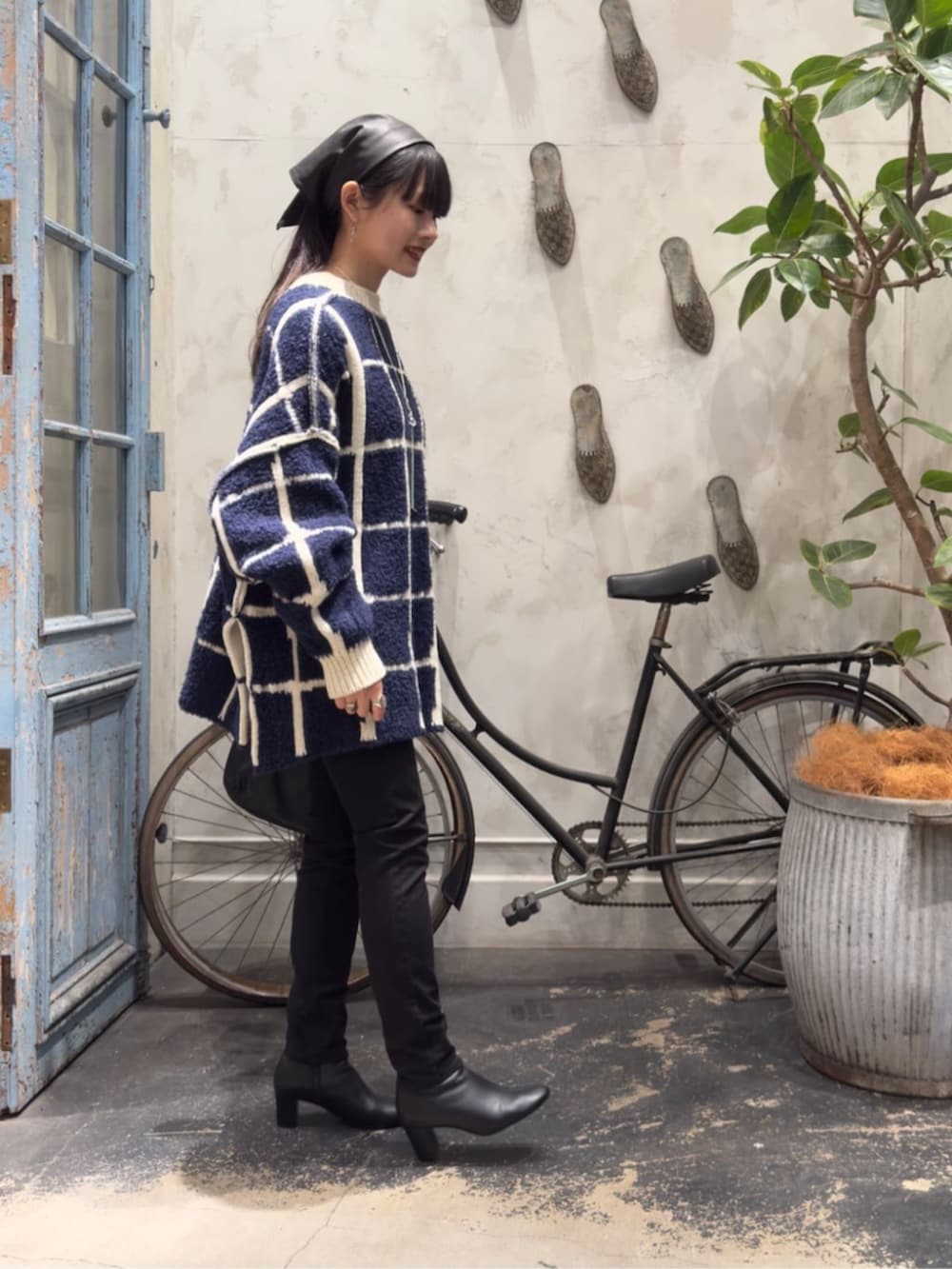 ブラック系のその他パンツ、ホワイト系のニット/セーターを着用したレディースの秋コーディネートの7枚目の写真