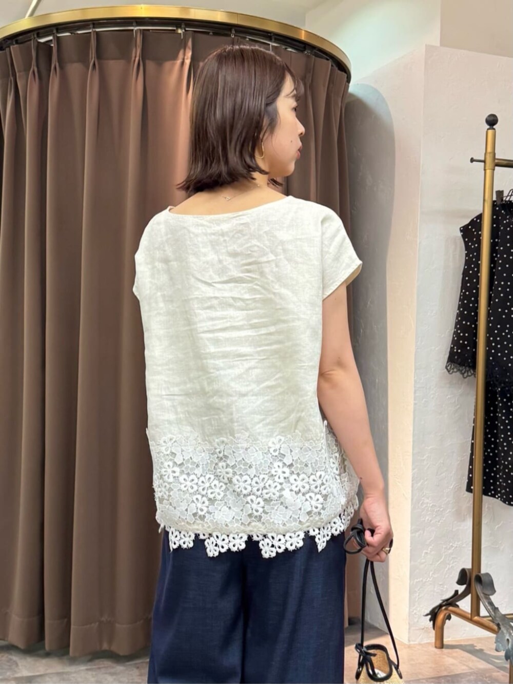 ブルー系のその他パンツ、ホワイト系のシャツ/ブラウスを着用したレディースの春コーディネートの6枚目の写真