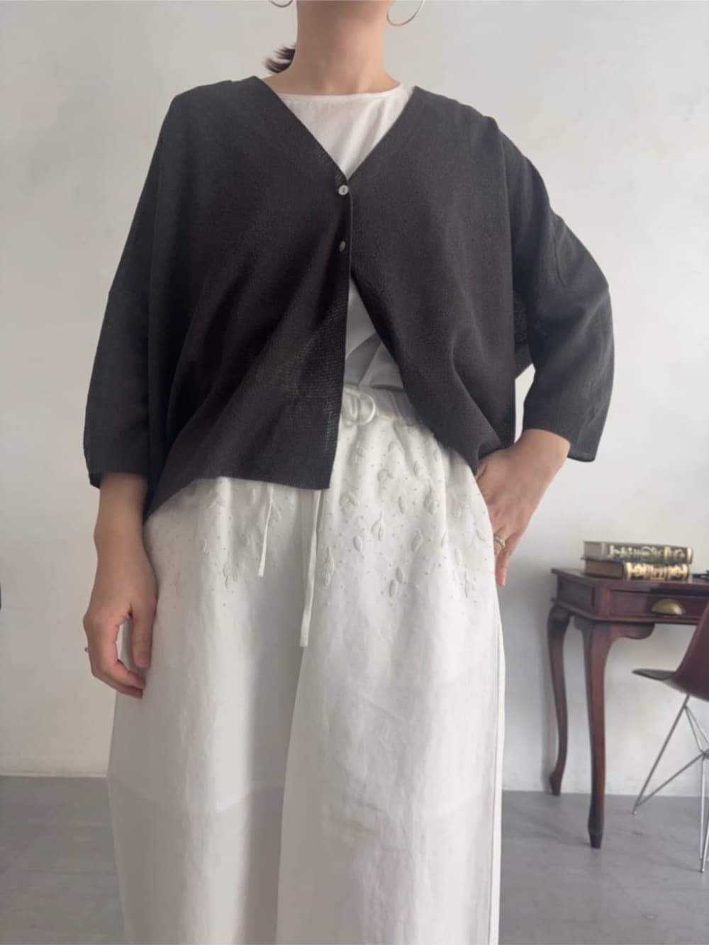 ホワイト系のタンクトップ、グレー系のカーディガン/ボレロ、ホワイト系のその他パンツを着用したレディースの春コーディネートの5枚目の写真